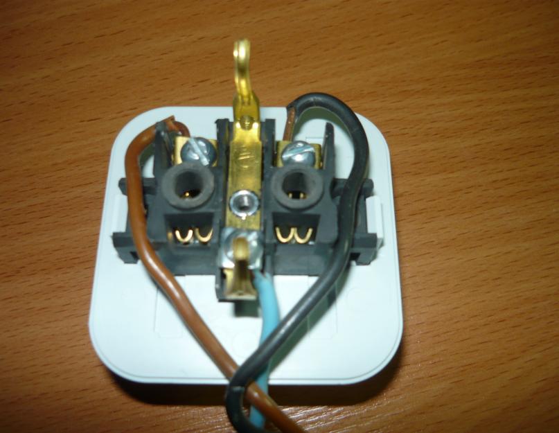 Как провод под током подсоединить к розетке. Как подсоединить тройной выключатель? Видео: обжим витой пары специальными инструментами
