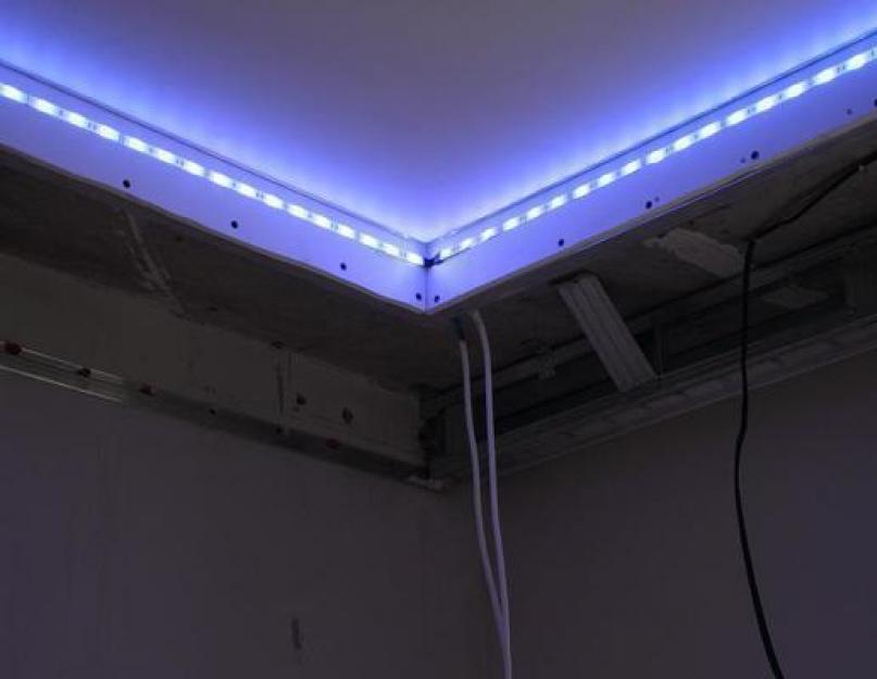 Потолок с подсветкой по периметру: варианты дизайна. Дизайнерские задумки или подсветка натяжного потолка светодиодной лентой изнутри