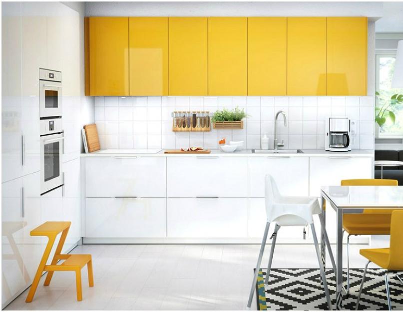 Желтая кухня гостиная. Сочетание цветов в интерьере кухни: безумный дизайн из желтого и черного