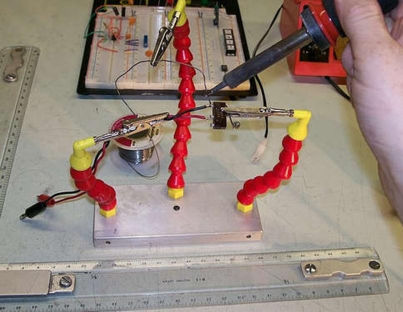 Как сделать третью руку. Самопальная "третья рука" DIY. Приспособления для пайки. Самодельные приспособления для пайки. Приспособление для пайки радиодеталей.