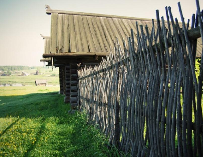 Забор в деревне своими руками фото