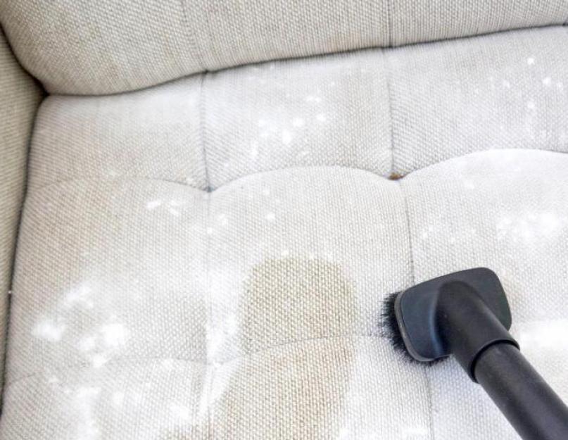 Как вымыть диван в домашних условиях. Как почистить без разводов светлый диван в домашних условиях? Избавляемся от пыли