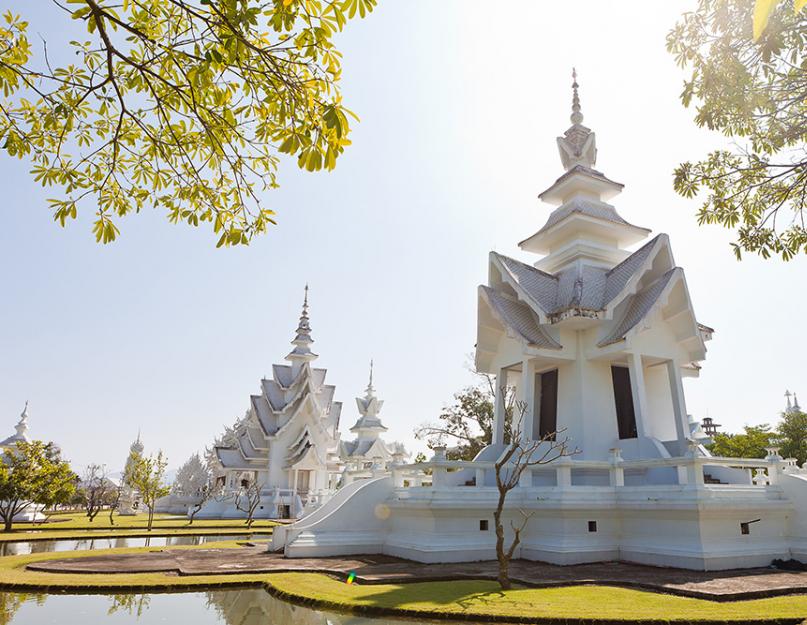 Золотые фрески голубой камушек белый храм. Белый храм в Таиланде Wat Rong Khun — блестящее великолепие