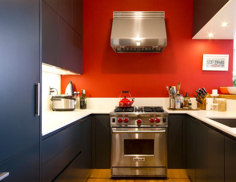Кухонный гарнитур низ черный верх красный. Красно-черная кухня: сочетания, выбор стиля, мебели, обоев и штор