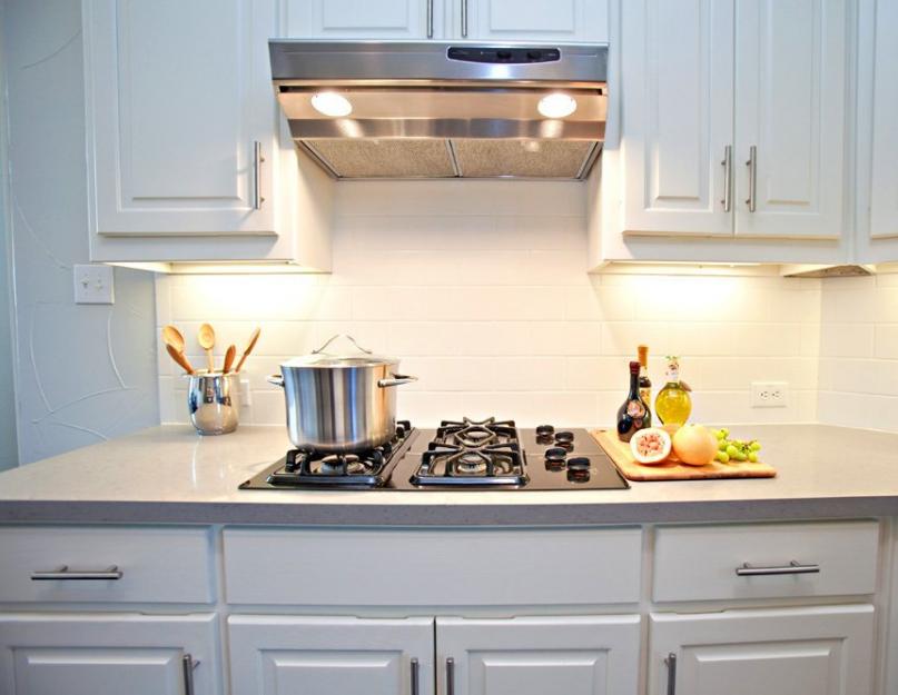 Дизайн кухни бирюзового цвета - подбор гармонической палитры, советы по обустройству, фото идеи. Оформление кухни в морском стиле: основные тенденции Угловые кухни цвет морской волны