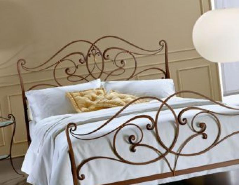 Кованная кровать в интерьере спальни со шкафом. Интерьер спальни с кованой кроватью: величие в одной детали