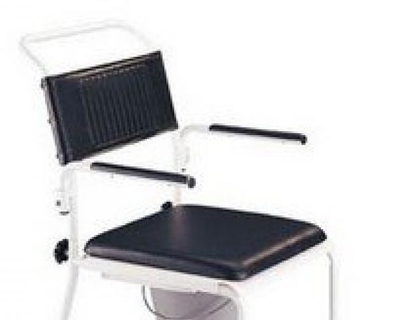 Кресло стул с санитарным оснащением на колесах. Кресло стул с санитарным оснащением