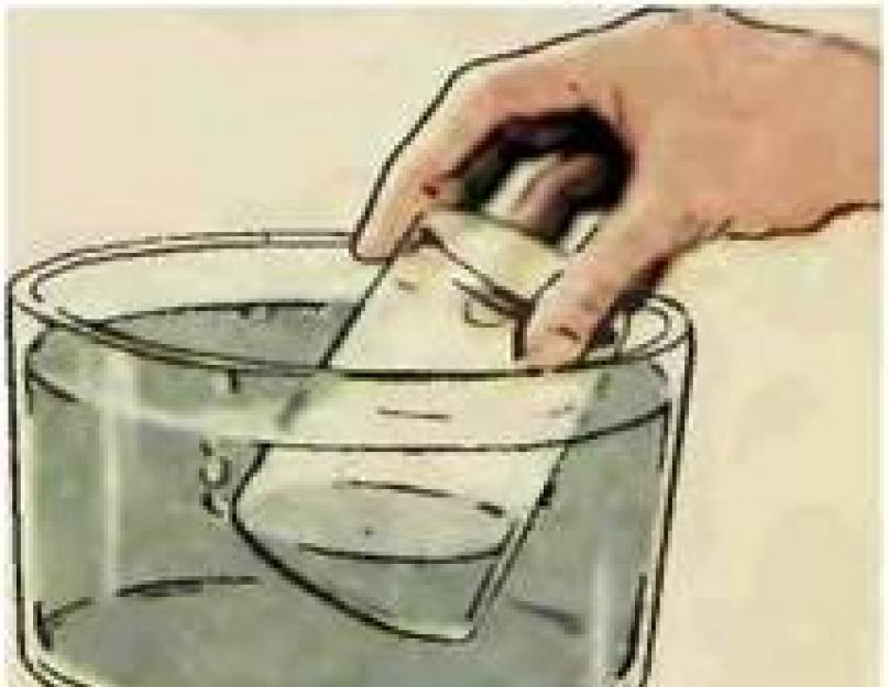 Эксперимент воздух в стакане. Опыт перевернутый стакан. Перевернутый стакан с водой. Опыт вода в перевернутом стакане. Опыт с погружением стакана в воду.