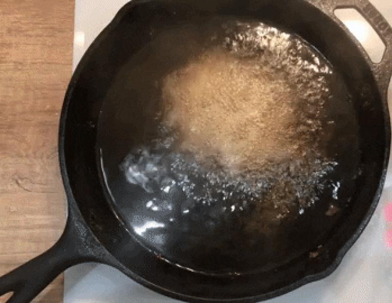 Очистить сковороду содой. Алюминиевая сковорода с нагаром. Чистка сковородок. Чистка сковородок от нагара. Сковорода в жире и копоти.