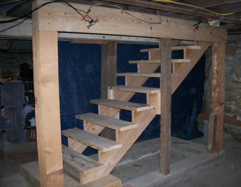 Деревянная поворотная лестница в подвал своими руками. Лестница в подвал своими руками чертежи для изготовления