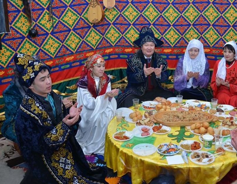 Легкий складной круглый национальный казахский стол. Как красиво накрыть стол по-казахски