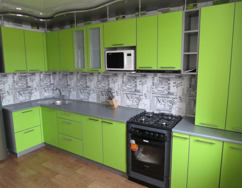 Кухня с зелеными фасадами в интерьере. Дизайн кухни в бело зеленом цвете (реальные фото)