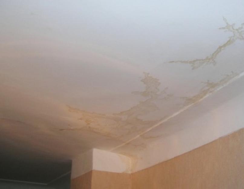 Как убрать пятна после затопления. Избавляемся от желтых пятен на потолке после затопления (23 фото)