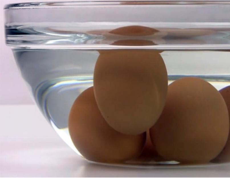 Как проверить яйца на свежесть – способы и видео. Если яйцо всплыло в воде, то можно ли его есть