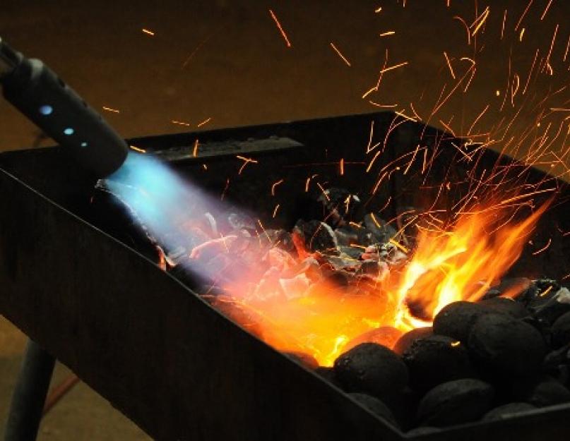 Чем разжигать древесный уголь. Способы разжигания углей в мангале
