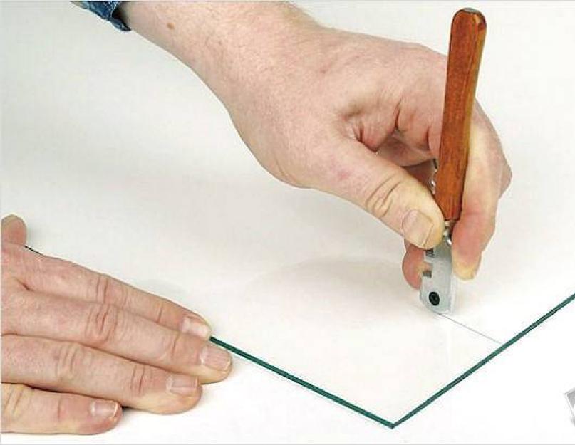 Как правильно резать стекло роликовым стеклорезом. Как отрезать стекло без стеклореза: пошаговая инструкция, способы и рекомендации