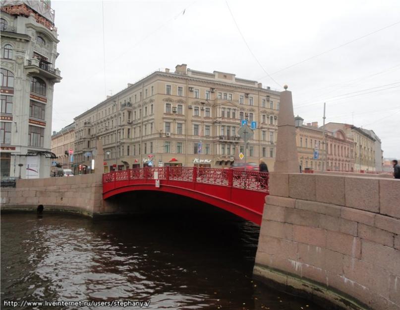 Красный мостик. Декоративный садовый мостик