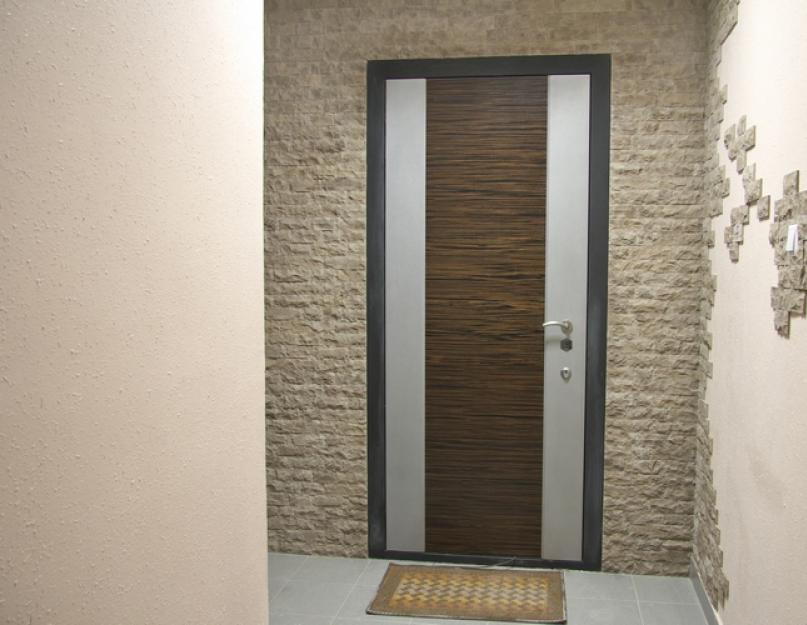 Как украсить деревянные двери. Декор входной двери в современной прихожей: интересные идеи (20 фото)