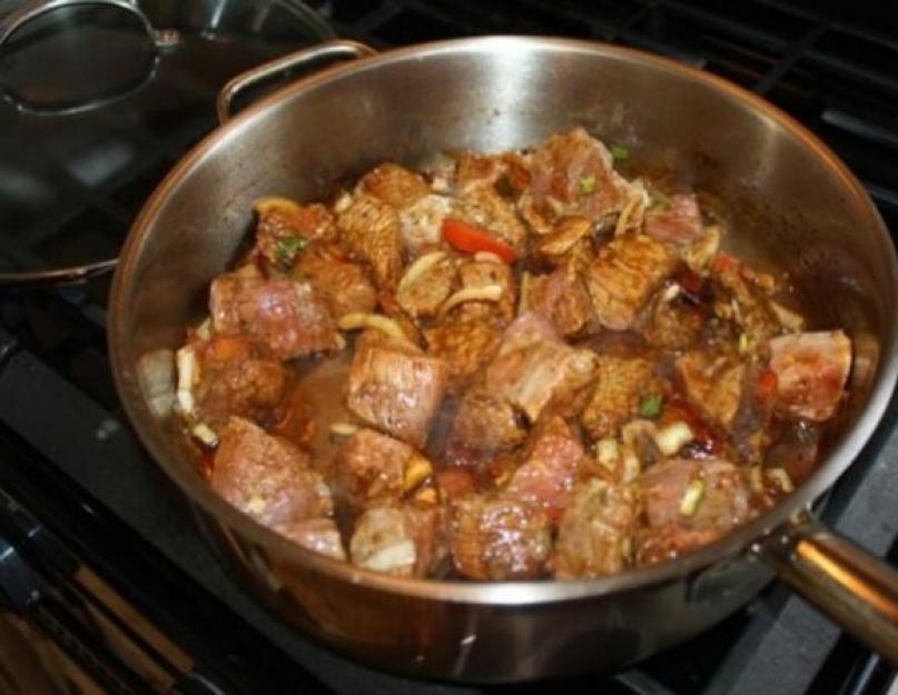 Жарим мясо на сковороде свинина кусочками. Мясо на сковороде. Тушёное мясо на сковороде. Жаркое в кастрюле. Свинина с овощами на плите.