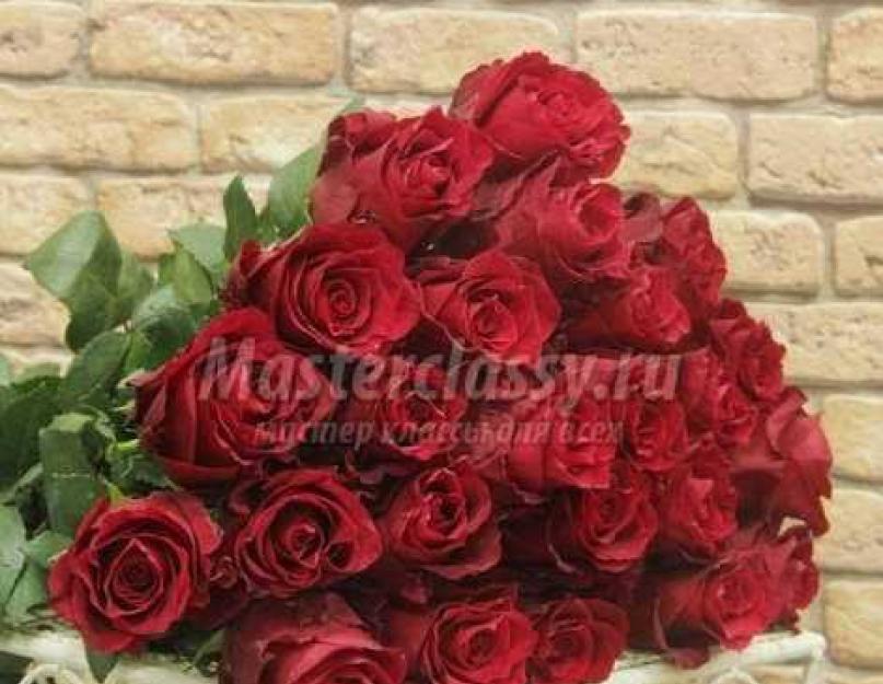 Как ухаживать розы в вазе на столе. Сохранение и оживление срезанных цветов дома – как сохранить розы в вазе дольше всего