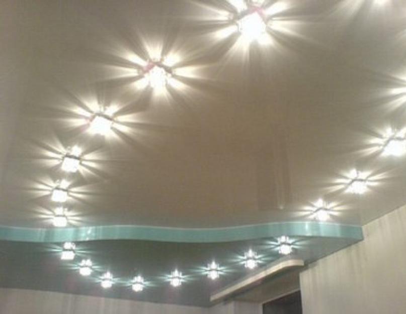 Точечный свет в зале. Варианты расположения точечных светильников на натяжном потолке