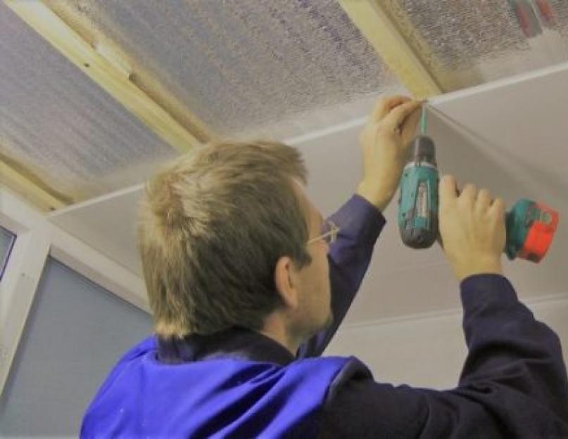 Как установить потолок из пластиковых панелей. Делаем потолок из пластиковых панелей: подробная инструкция и фотоотчет к выполненным работам
