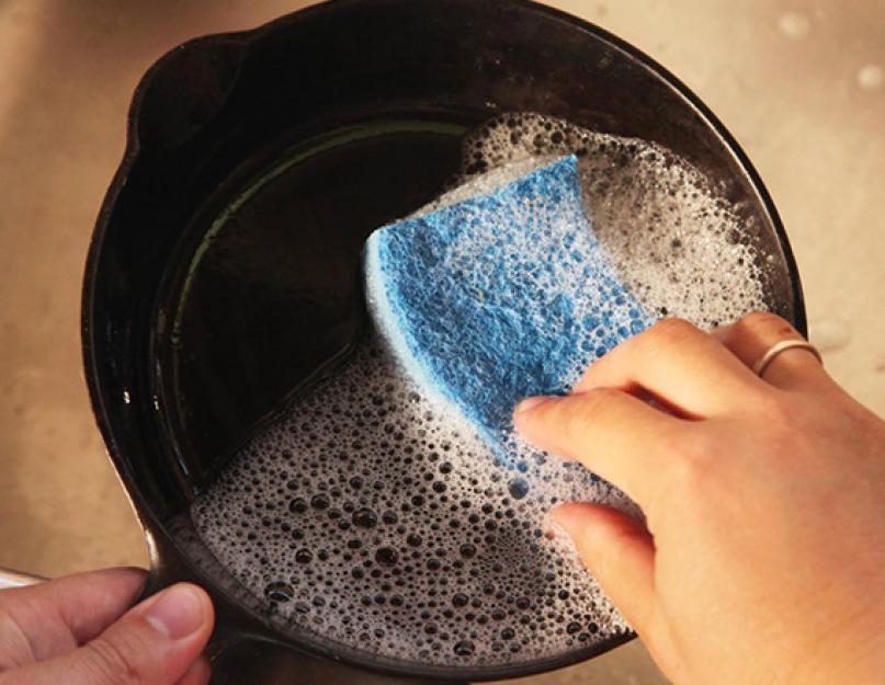 Лал избавиться от старого жира в сковороде. Как отмыть сковороду от нагара и жира: средства для чистки