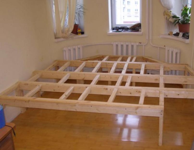 Кровать на высоком подиуме. Спальня с подиумом: оригинальный и функциональный интерьер