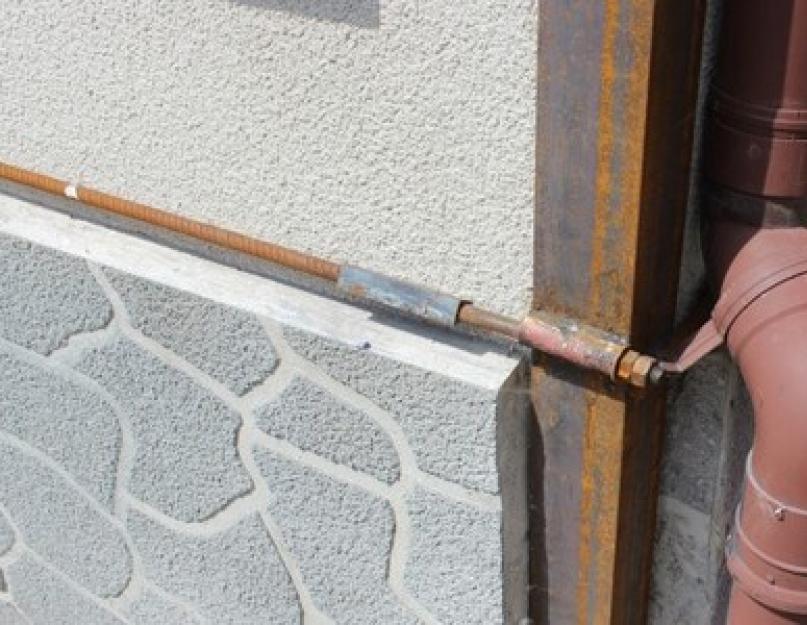 Как и чем стянуть стены деревянного дома? Устройство стяжки дома от трещин Какой уголок использовать для стяжки дома. 