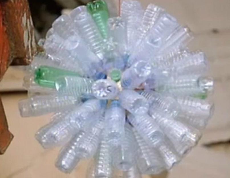 Шар донышек пластиковых бутылок руками. Шар из пластиковых бутылок