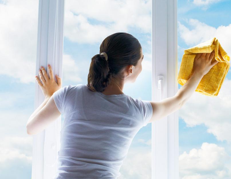 Окна снаружи и изнутри промывают сколько раз. Рамы — белоснежные, а стекла — прозрачные