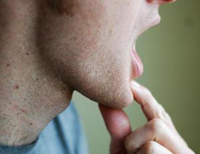 Болит низ уха. Почему при открытии рта и когда жуешь может болеть челюсть возле уха, каковы сопутствующие симптомы и что делать? К каким врачам обращаться, если возникает боль в области уха